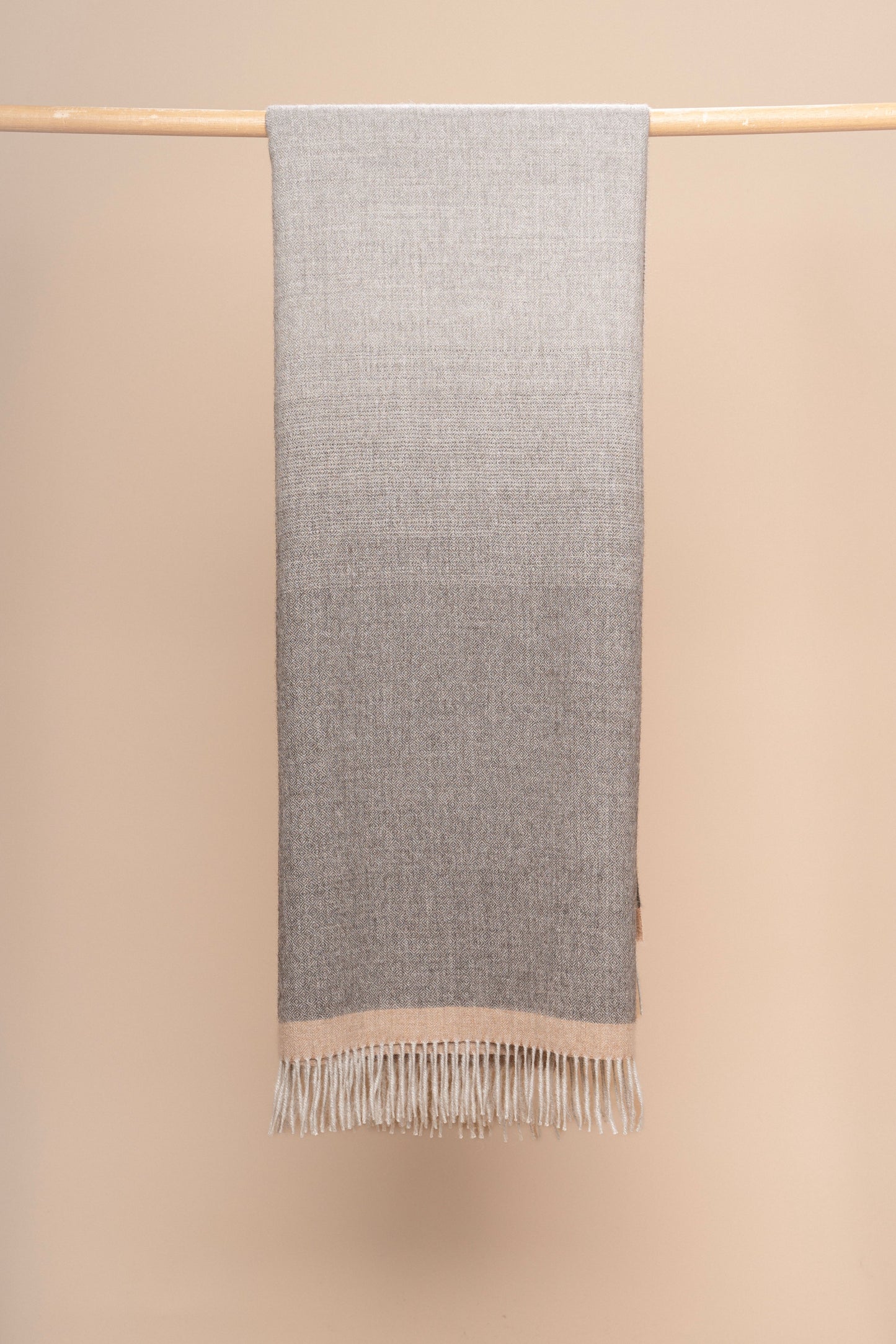 Essence Eco Ombre Throw